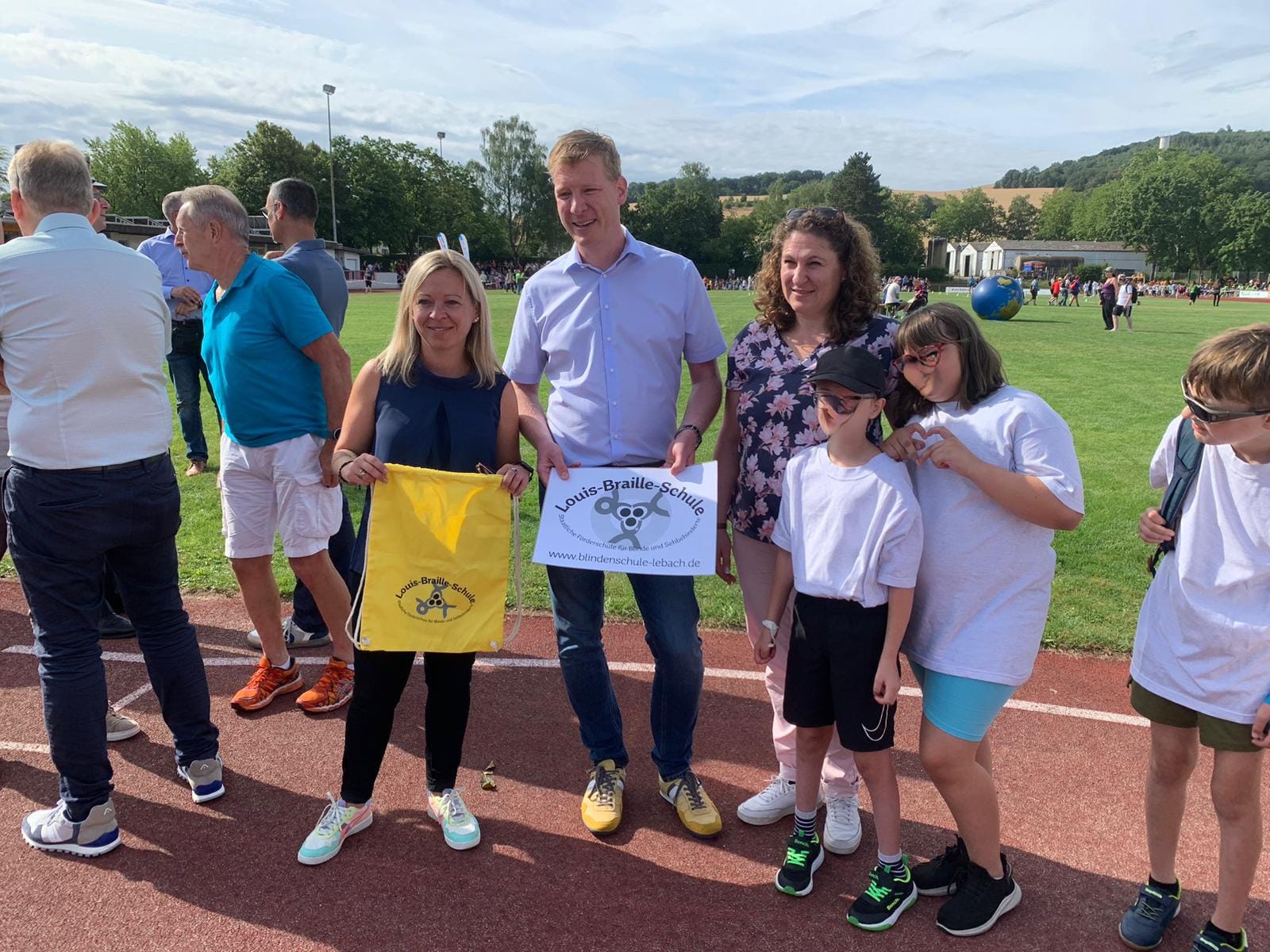 Schulleitung%20der%20LBS%20und%20Bildungsstaatssekret%C3%A4rin%20Jessica%20Heide%20mit%20Turnbeutel